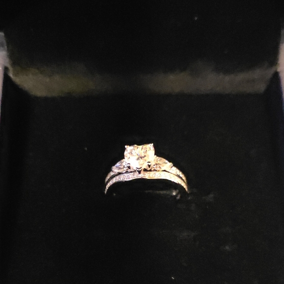 Stunning 10 Karat White Gold Women's Wedding Set Ring with Dazzling Stone
